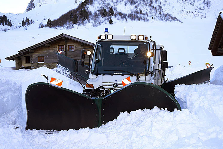 Véhicule dans la neige