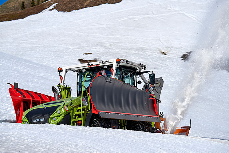 Class Xerion 4000 en action dans la neige