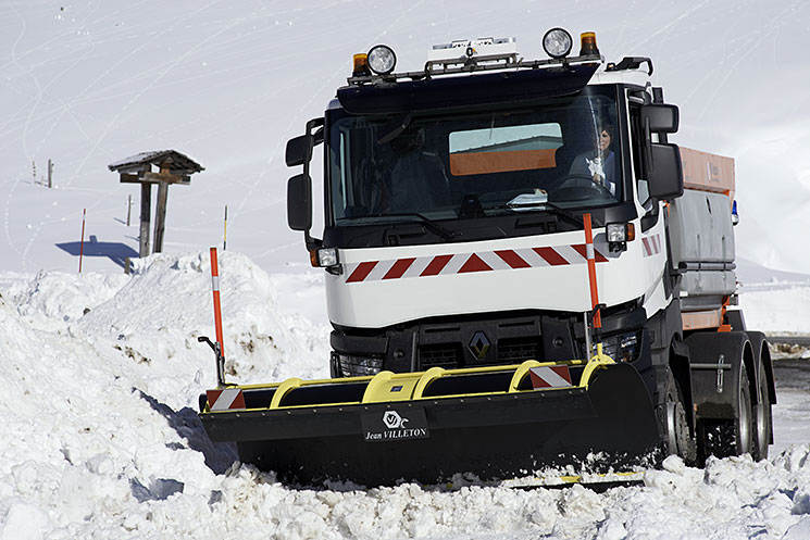 Engin de déneigement en action dans la neige en montagne