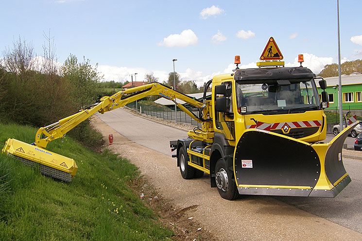 Equipement hydrostatique en action sur une route