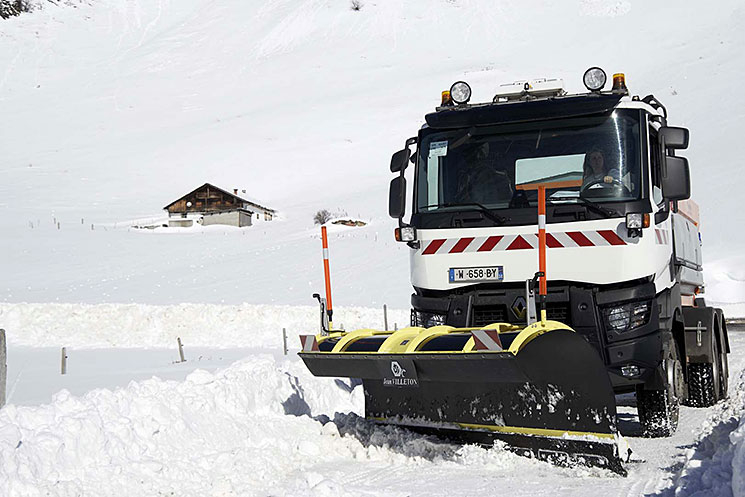 Engin en action sur une route enneigée