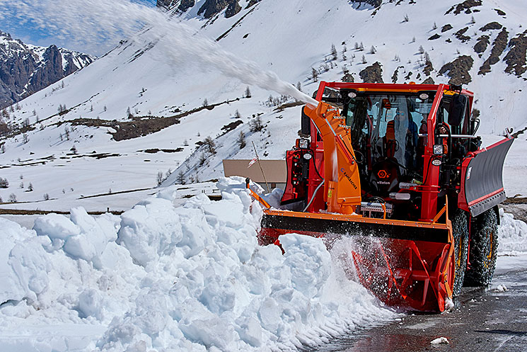 Turbofraise en action sur une route enneigée