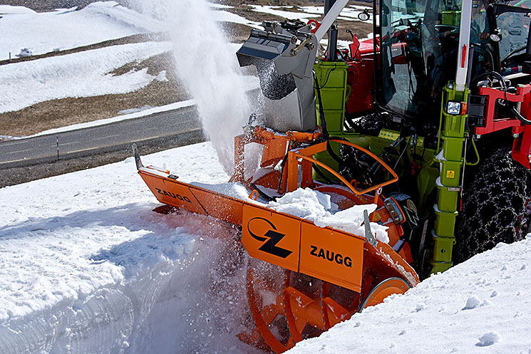 Vue rapprochée d'une turbofraise en action dans la neige