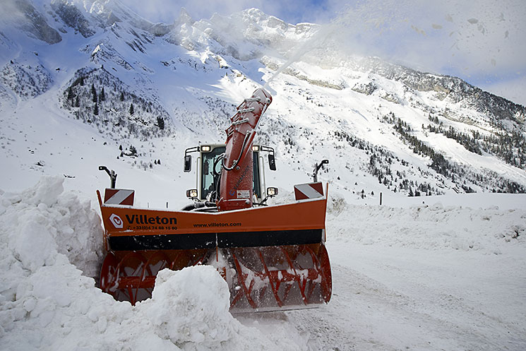 Turbofraise en action sur une route de montagne enneigée